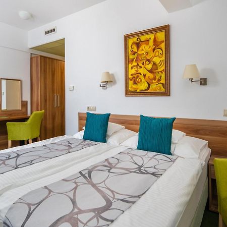 Hotel Kiss Tata Εξωτερικό φωτογραφία