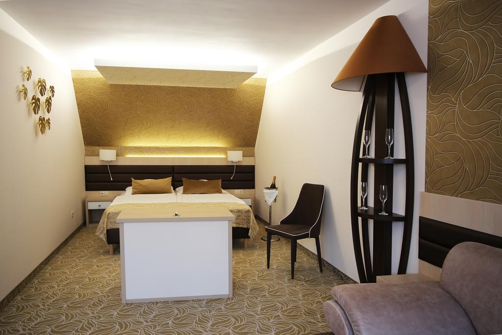Hotel Kiss Tata Εξωτερικό φωτογραφία