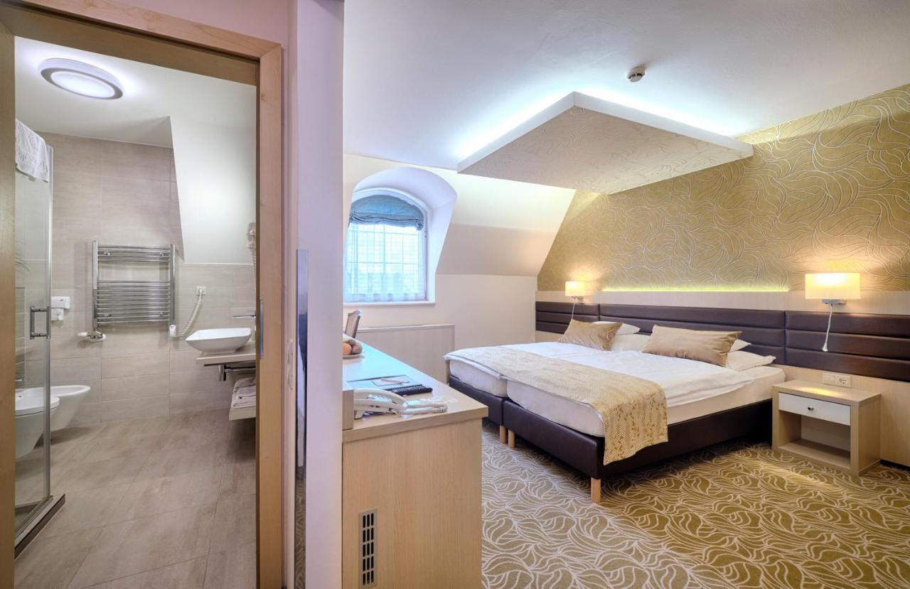 Hotel Kiss Tata Εξωτερικό φωτογραφία