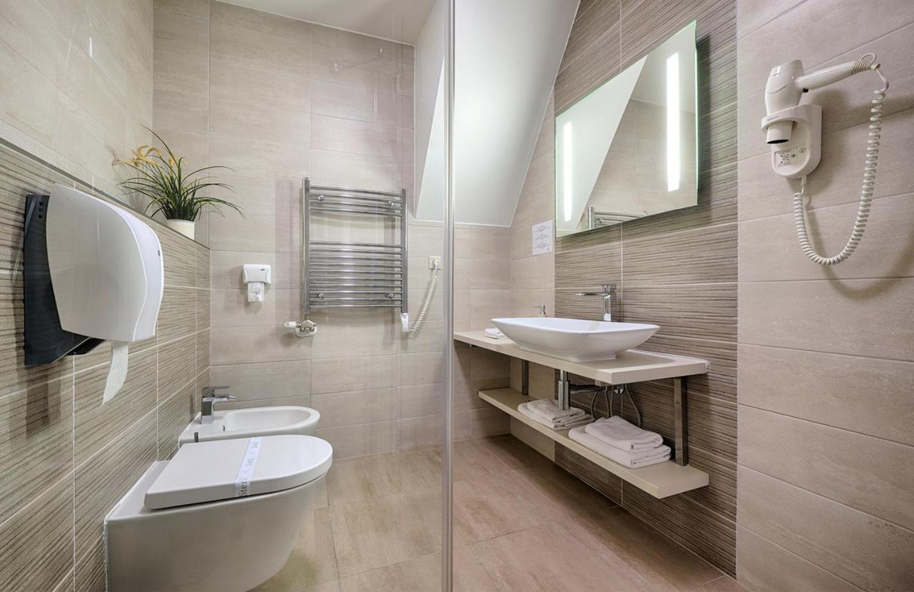 Hotel Kiss Tata Εξωτερικό φωτογραφία